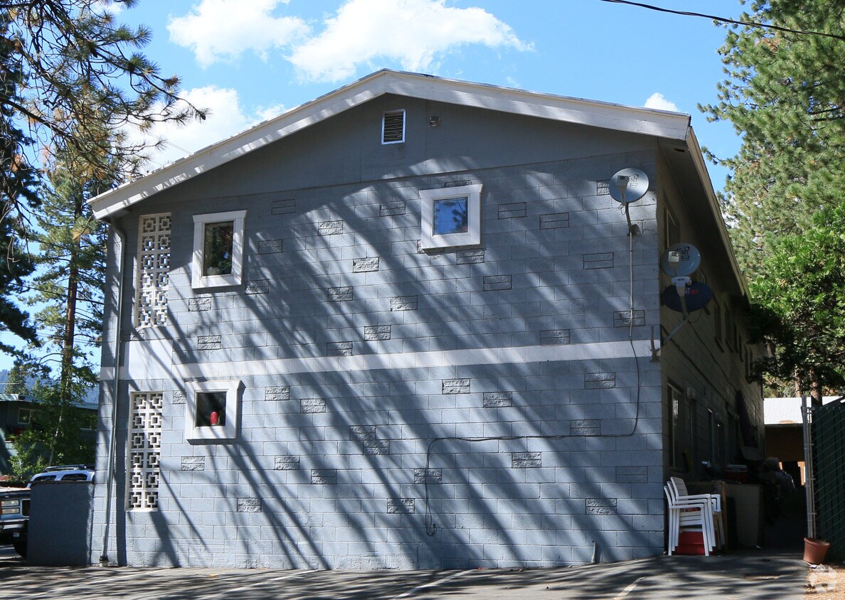 Building Photo - 424 Deer St