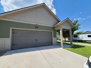 Building Photo - 895 Longbow Ln