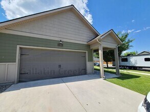Building Photo - 895 Longbow Ln
