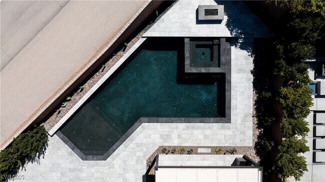 Building Photo - 1 Garden Shadow Ln
