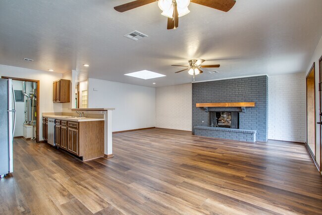 Foto del edificio - 1708 Surrey Ln