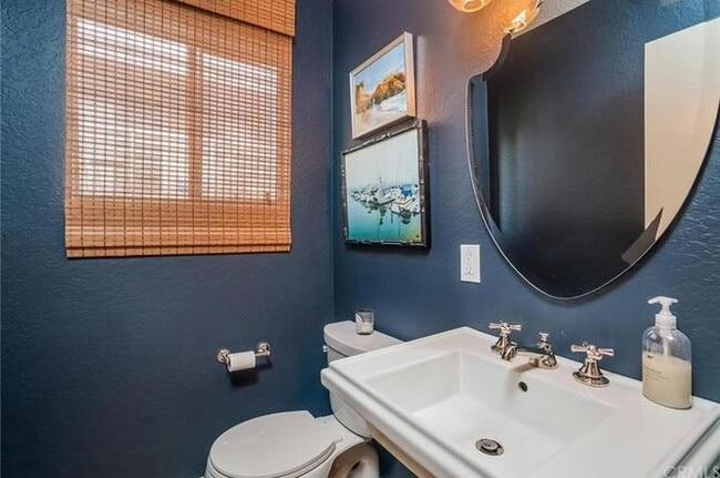 Powder Room - 709 4th St