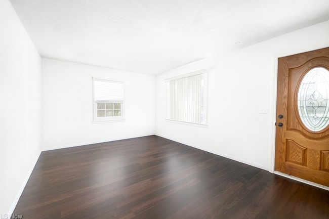 Building Photo - Newly Renovated Home in North Canton