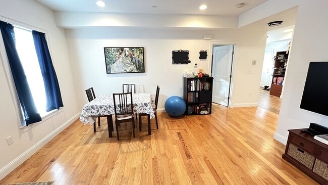 Building Photo - 489 Main St