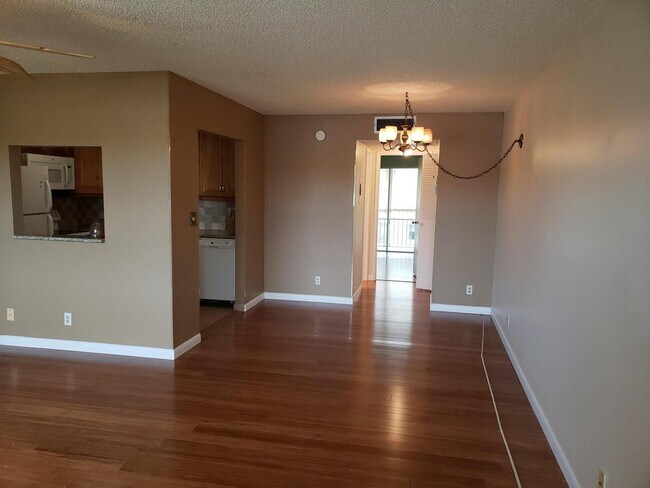 Foto del edificio - 700 Village Green Ct