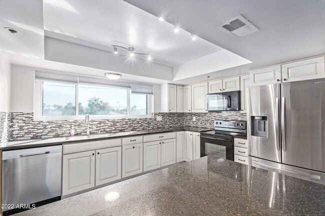 Building Photo - Charming 2 Bed 2 Bath Townhome near Downto...