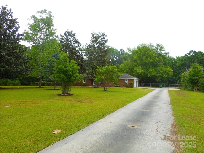 Building Photo - 733 Catawba Cir N