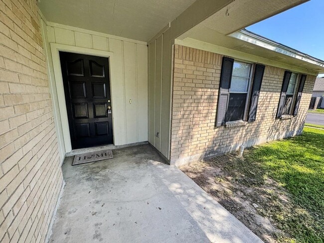 Building Photo - 702 Monterrey Dr