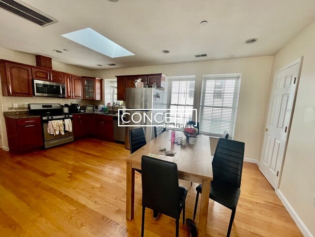 Foto del edificio - 207-A Hillside St. Unit 2