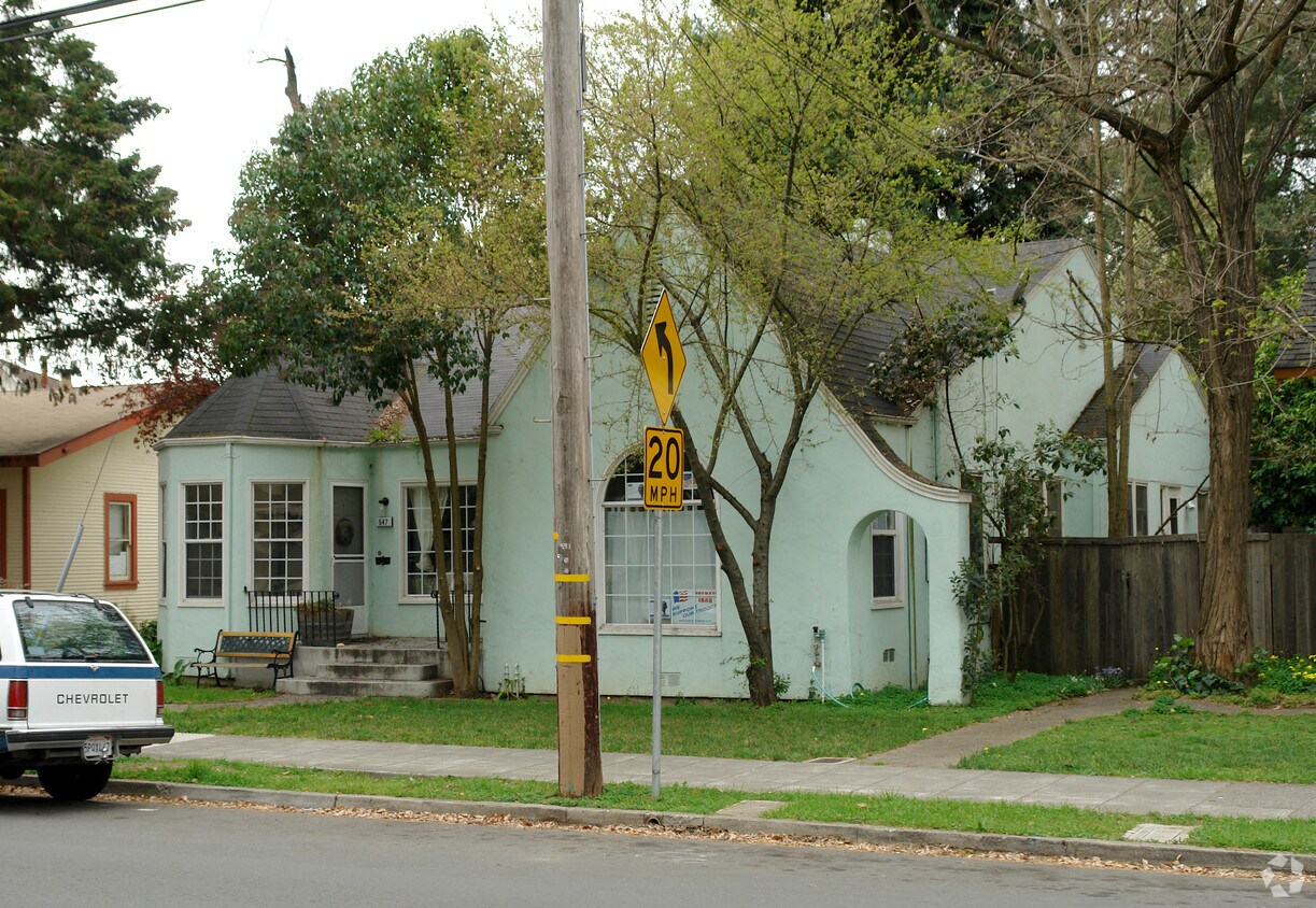 Building Photo - 547-549 Humboldt St