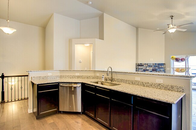 Building Photo - Stunning 5-Bedroom Ranch Style Home with M...
