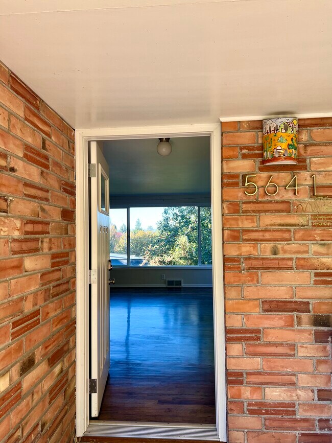 Foto del edificio - 5641 37th Ave SW