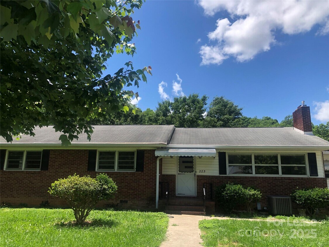 Foto principal - 225 N Generals Blvd
