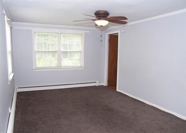 Building Photo - 152 W Yaphank Rd