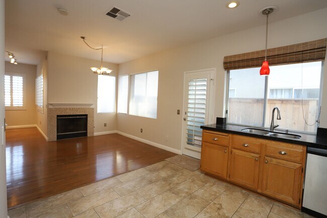 Building Photo - Newly Updated! 4 Bedroom / 2.5 Bathroom Tw...