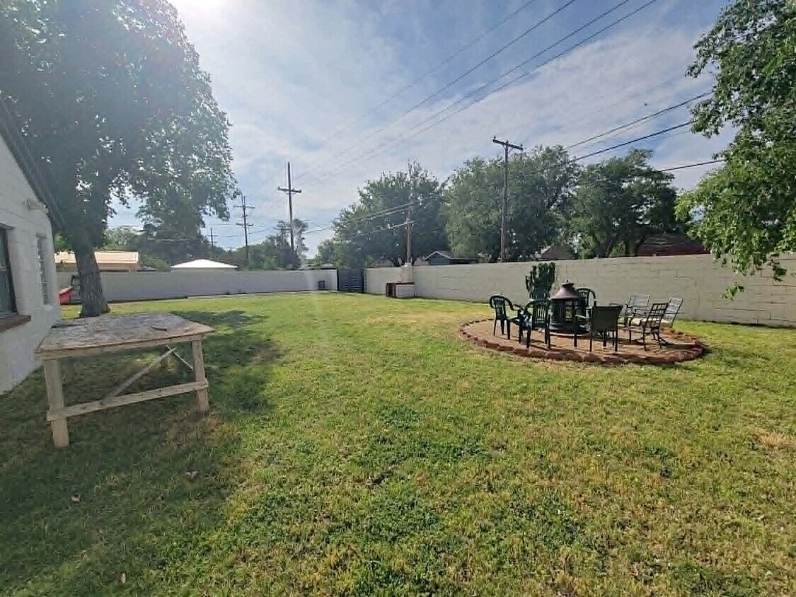 Building Photo - Spacious 4 Bedroom 3 Bath Home