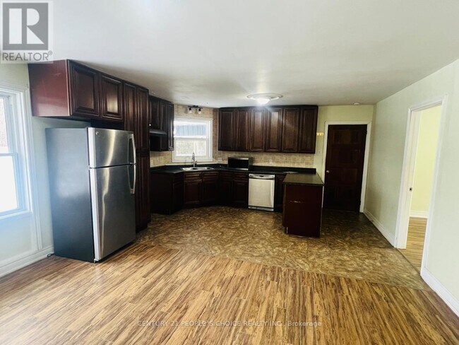 Photo du bâtiment - 1086 Lakeshore Rd