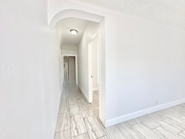 Building Photo - 709 W 48th St