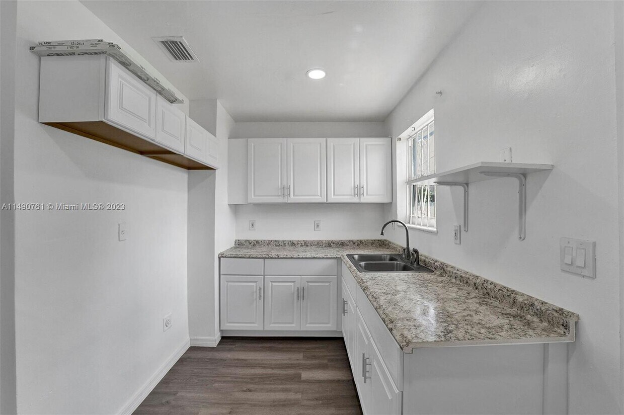 Foto principal - 3056 NW 78th St