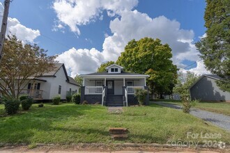 Building Photo - 623 W Cemetery St