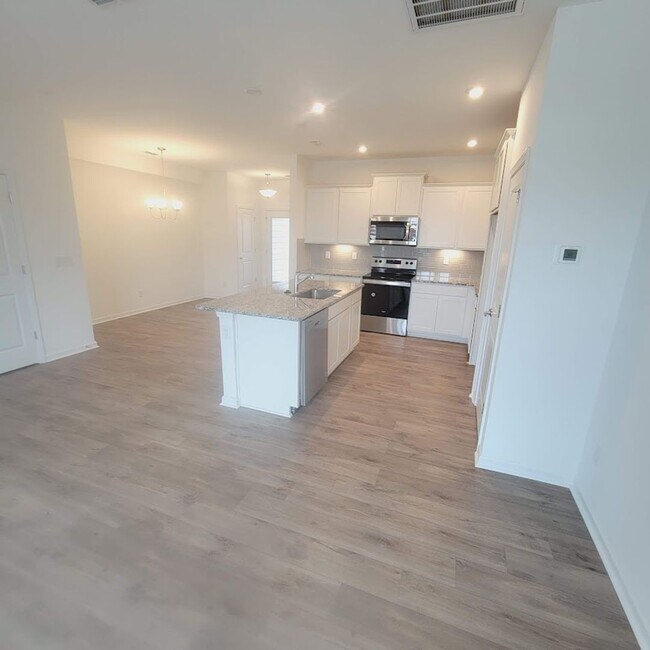 Building Photo - 3BR/2BA Townhouse located in Odell Corners...