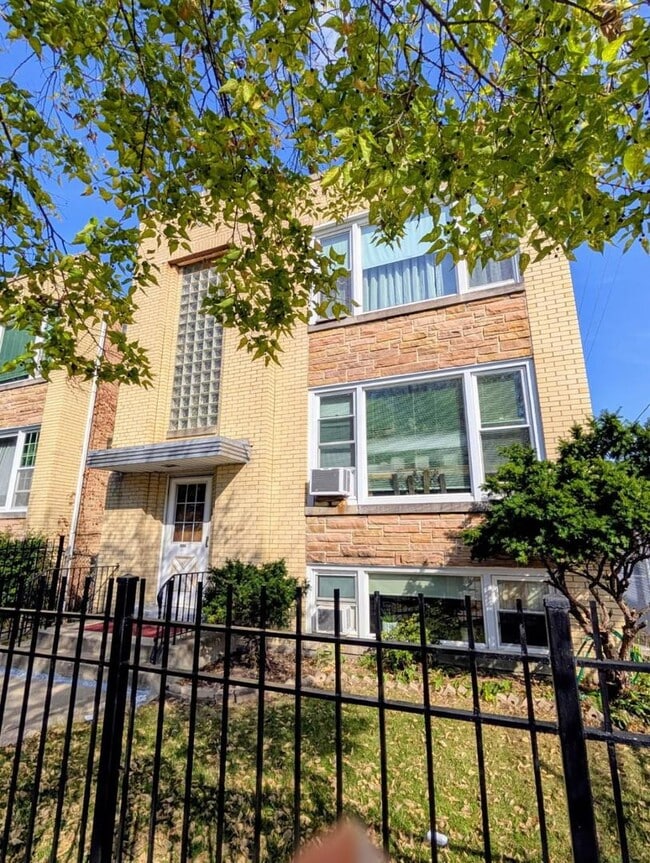 Building Photo - 5615 N Kimball Ave