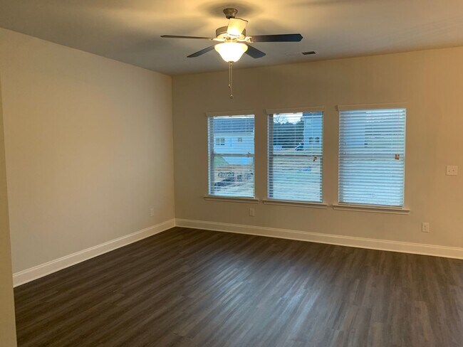 Building Photo - 4 Bedrooms, 2.5 Bathrooms - Home in Calhoun!