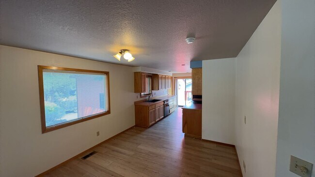 Foto del edificio - 3 Bedroom / 2 Bathroom Home in NE Bend.