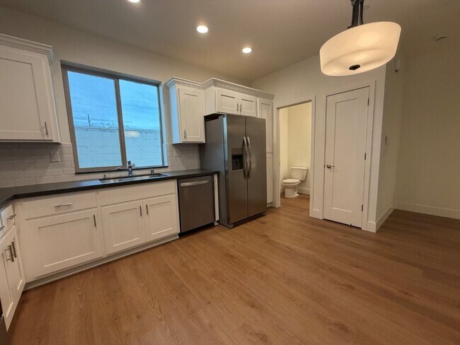 Foto del edificio - Loft home in downtown Woodland with SOLAR!!