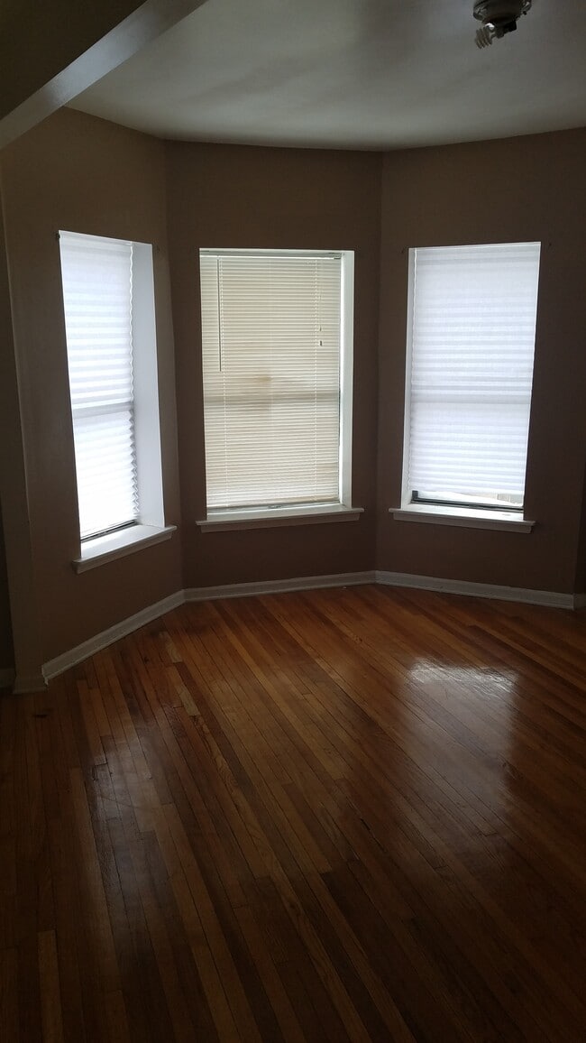 Front Room - 1029 E 62nd St