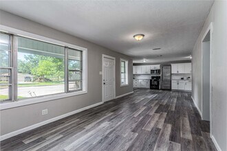 Building Photo - 608 W Lobit Ave