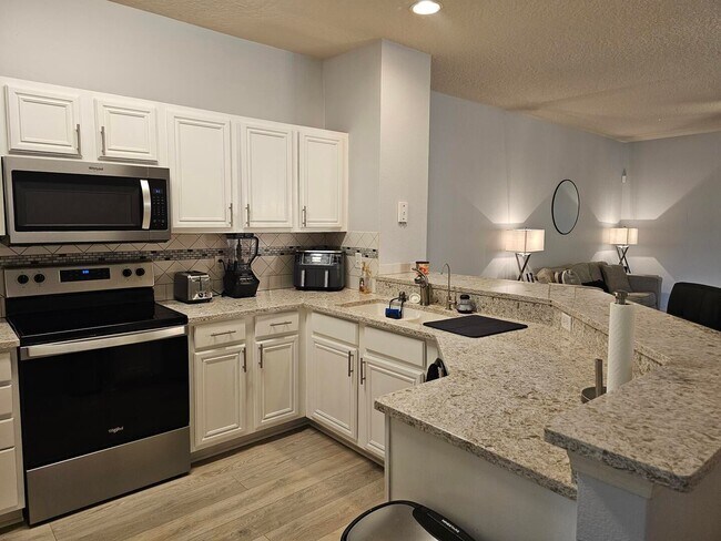 Building Photo - Beautiful end unit!