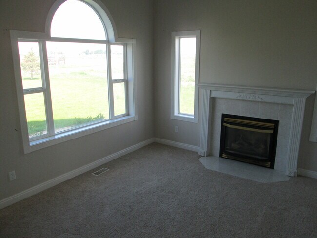 Front entry room with gas fireplace - 1453 N 600 E
