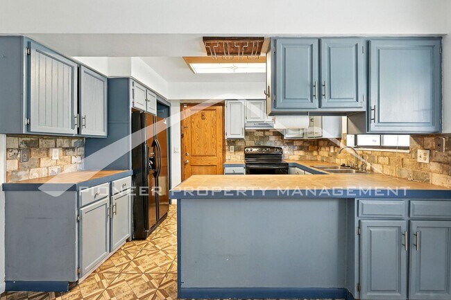 Foto del edificio - Charming Home with Washer/Dryer and Fenced...