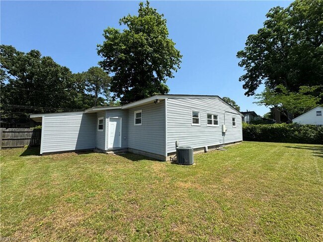 Building Photo - 5477 Bayberry Dr