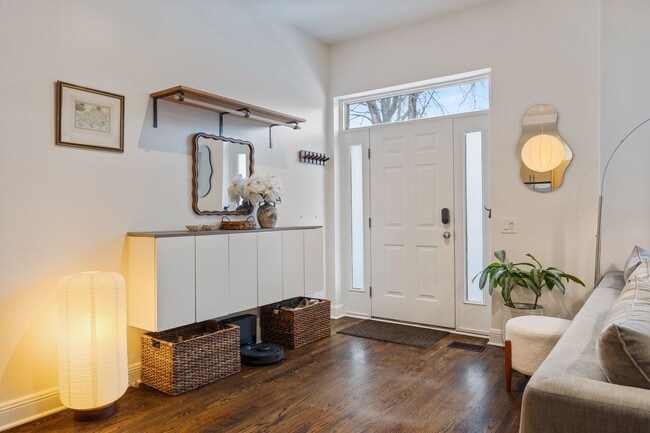 Foto del edificio - 2132 W Schiller St