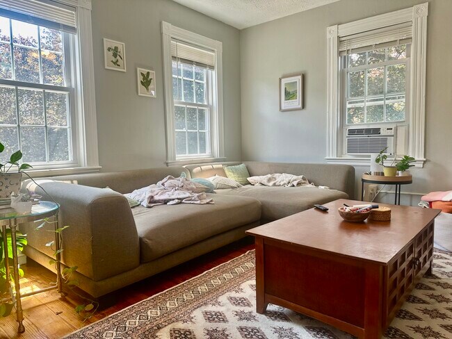 Foto del edificio - 135-137 Nonantum St. Unit 1