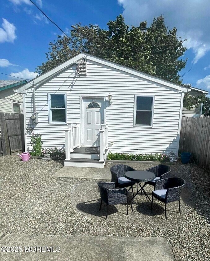 Foto principal - 1239 Oakwood Rd