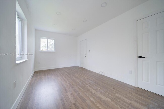 Foto del edificio - 1745 NW 1st Pl