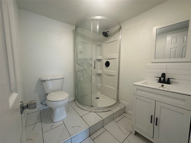 Building Photo - 605 E Hunnicutt St