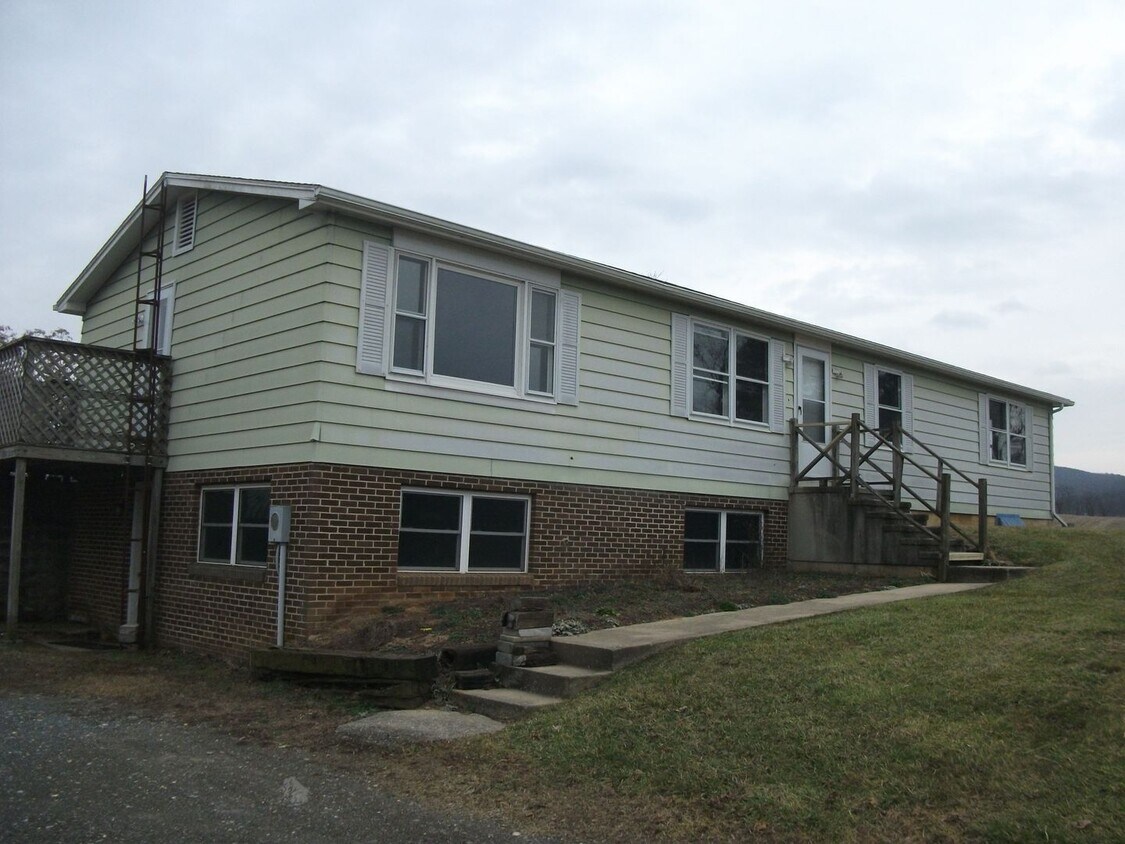 Foto principal - 115 High Mountain Road, Shippensburg, PA 1...