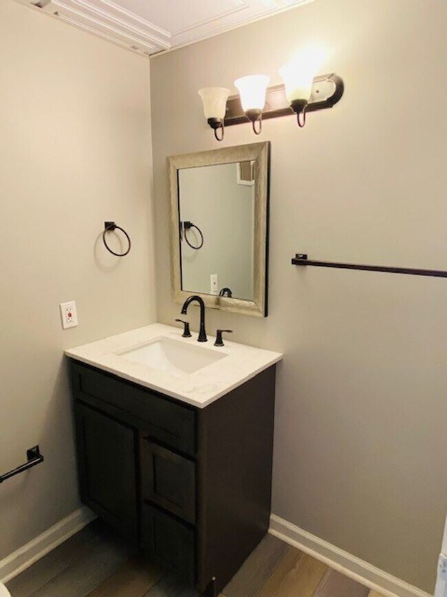 Foto del edificio - University Towers #318 - Bright and open studio with in-unit kitchen & bath available JUNE 2026-$...