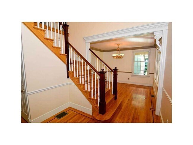 Building Photo - 396 Love Ln