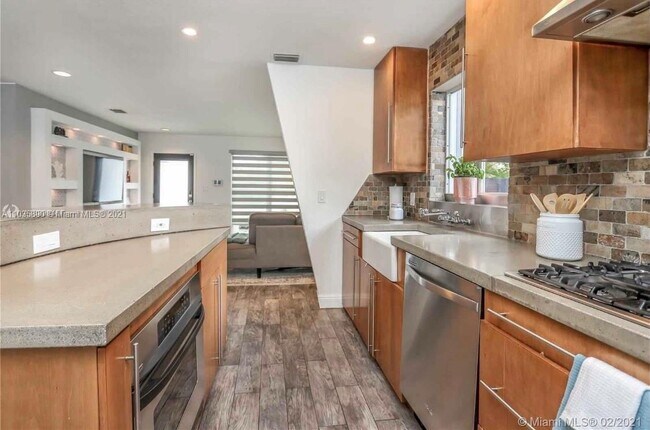 Photo - 923 N 14th Ave House