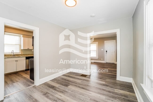Building Photo - 548 E Markison Ave