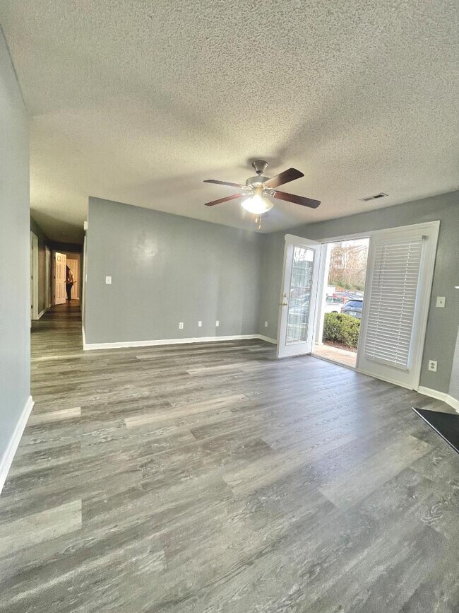 Foto del edificio - 7137 W Friendly Ave