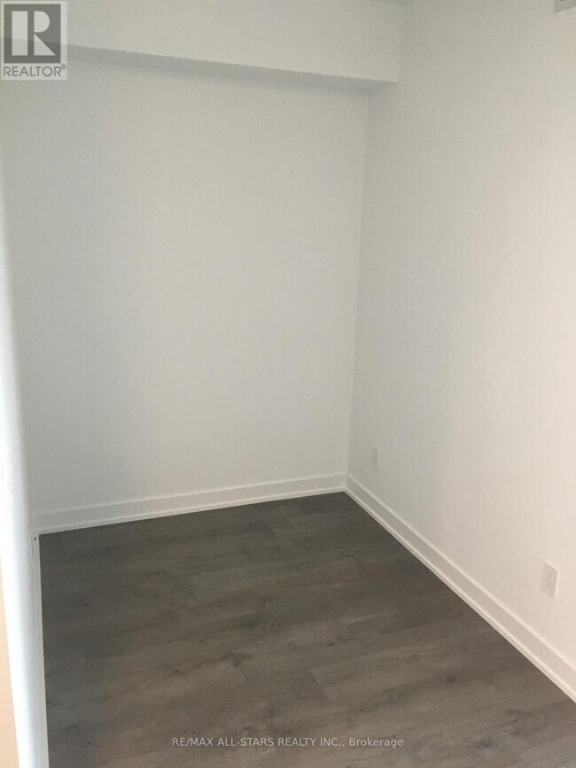 Building Photo - 501 Yonge St