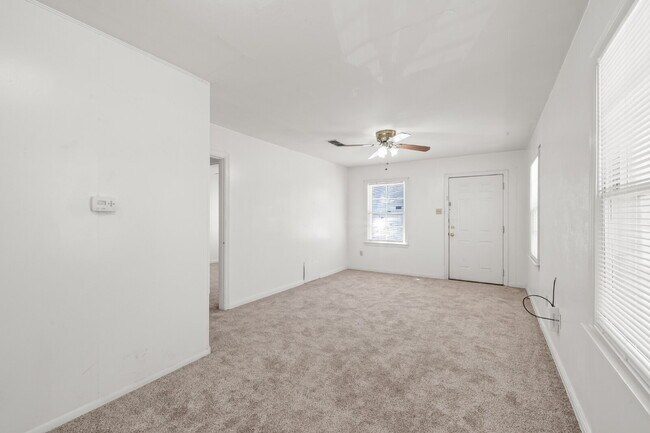 Building Photo - Charming 1 Bedroom Duplex w/ Large Backyard