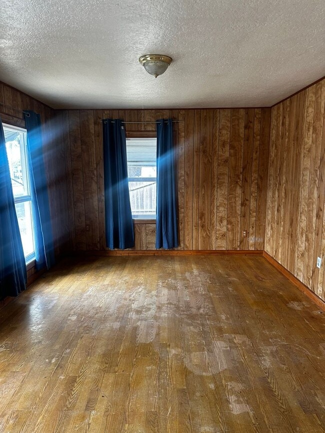 Building Photo - Cozy Charming home