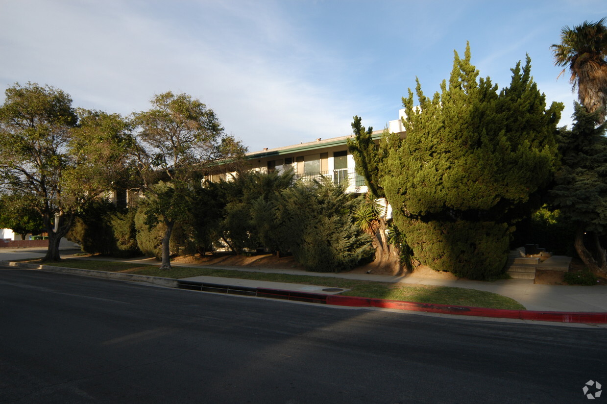 Foto del edificio - Chatsworth Granada Hills